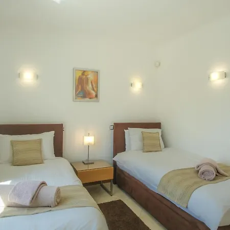 Cristo - Almond Apartment Lagos